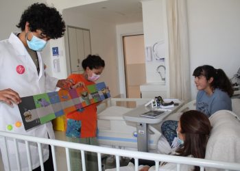 Pacientes pediátricos del Hospital Biprovincial Quillota Petorca reciben visita de Cuentacuentos