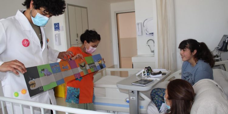 Pacientes pediátricos del Hospital Biprovincial Quillota Petorca reciben visita de Cuentacuentos
