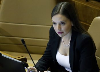 Condición de diputada Flores se complica: Es derivada a recinto de salud en Santiago