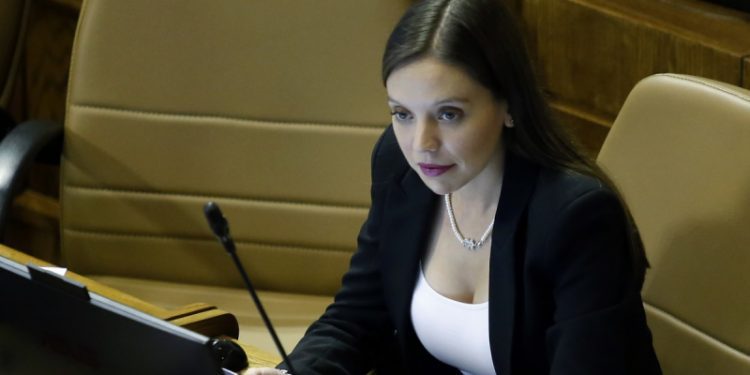 Condición de diputada Flores se complica: Es derivada a recinto de salud en Santiago