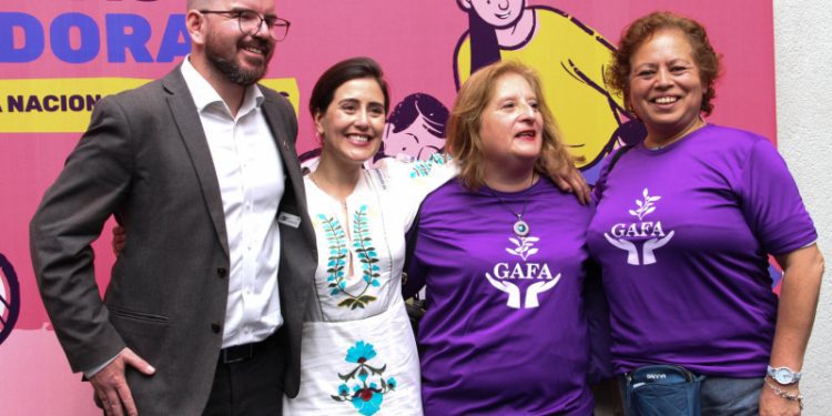 Personas que realicen labores de cuidado tendrán acceso prioritario a servicios