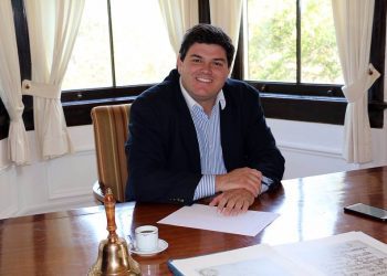 Alcalde de Zapallar afirma que restricciones a menores no son un «Toque de queda»