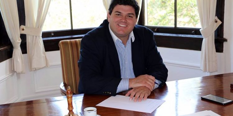 Alcalde de Zapallar afirma que restricciones a menores no son un «Toque de queda»