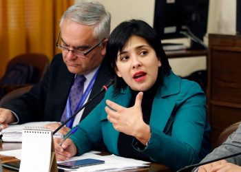 Cariola acusa ataques de misoginia y anticomunismo tras bajar candidatura para presidir la cámara