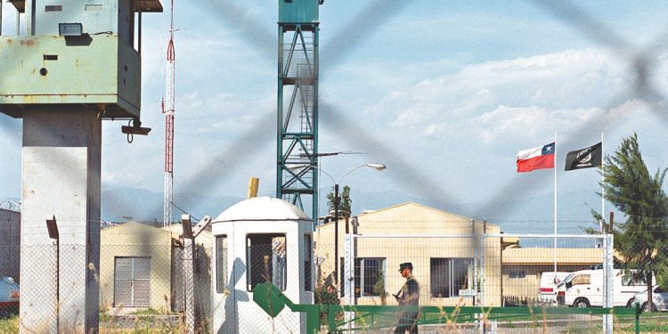 Plantean habilitar el centro penitenciario de Punta Peuco para recibir a reos comunes