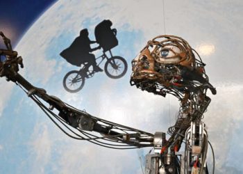 Subastan muñeco de película de ET por 2.6 millones de dólares