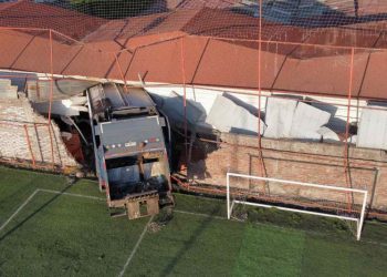 Camión de basura choca contra motel en La Pintana