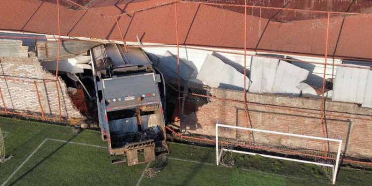 Camión de basura choca contra motel en La Pintana