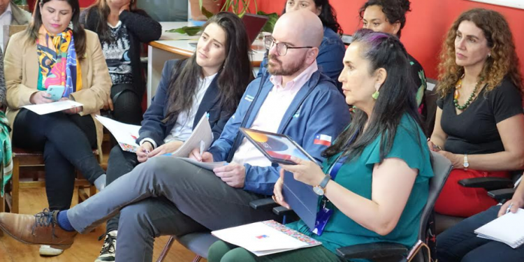 Ministro de Desarrollo Social llega hasta el campamento Manuel Bustos para escuchar a vecinas