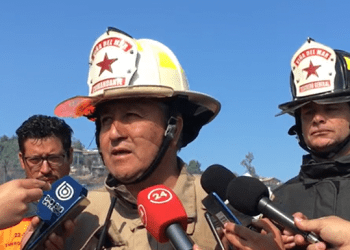 40 unidades de bomberos trabajan mientras incendio está parcialmente controlado