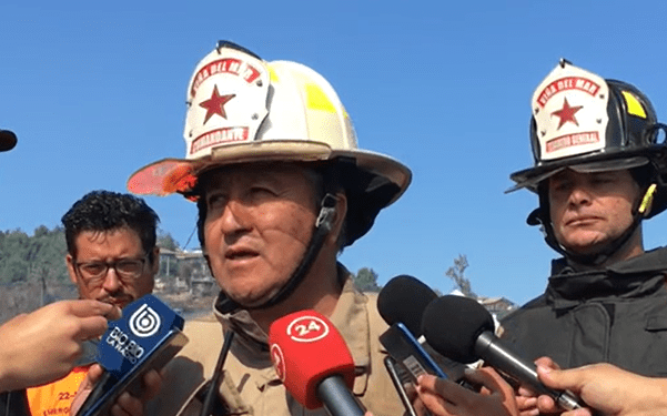 40 unidades de bomberos trabajan mientras incendio está parcialmente controlado