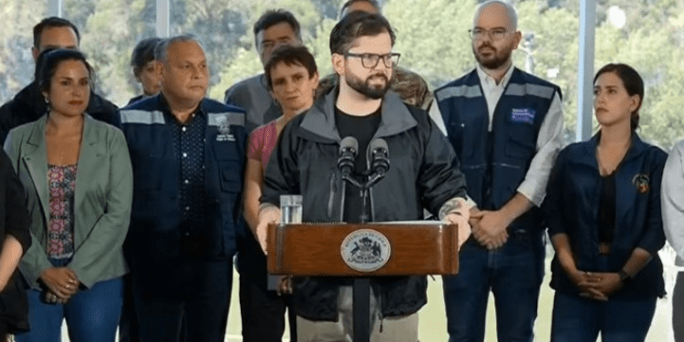 Presidente Boric en Viña: «Lo importante es apagar el incendio y apoyar a las familias»