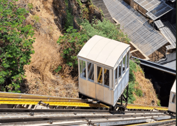 Valparaíso: Ascensor Cordillera vuelve a entrar en funcionamiento
