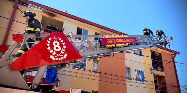 Bomberos controla incendio en Glorias Navales y descarta que haya niños desaparecidos