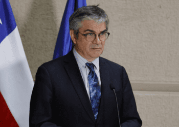 Ministro Mario Marcel afirma que precio de combustibles irá a la baja