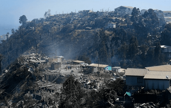 Conaf reporta que incendio sigue en combate y confirman 270 viviendas dañadas