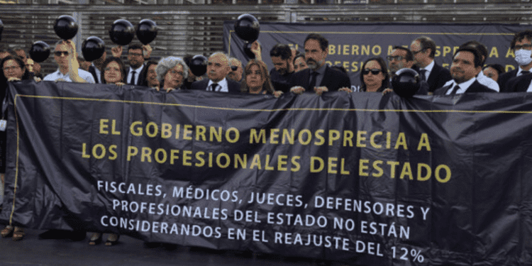 Fiscales comienzan paro nacional para exigir reajuste