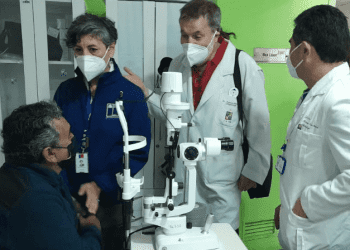 Ministra de Salud constata en terreno operativo oftalmológico para afectados por incendio