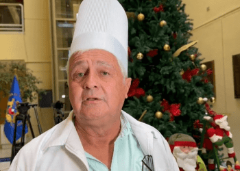 Diputado Palma se disfraza de cocinero para criticar acuerdo constitucional