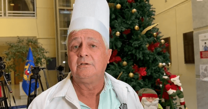 Diputado Palma se disfraza de cocinero para criticar acuerdo constitucional