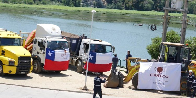 Codelco apoya con maquinaria el retiro de escombros en Viña del Mar