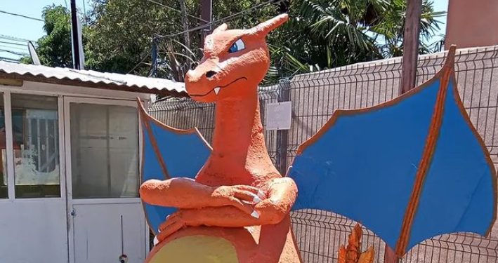 Escultor causa furor con sus estatuas de Pokémon en Maipú