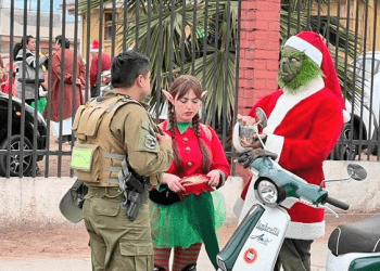 Carabineros multa al Grinch por no llevar casco de seguridad