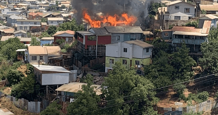 Bomberos apaga incendio que afectó a dos viviendas en Las Pataguas