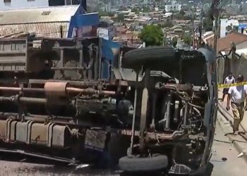 Camión choca contra una casa en sector de Santa Inés en Viña del Mar