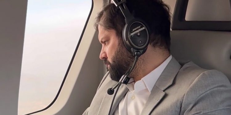 Presidente Boric sobrevuela zonas afectadas por incendios en Región de Valparaíso