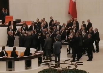 Turquía: Pelea a puños en el parlamento termina con un diputado grave