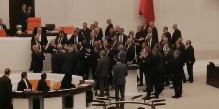 Turquía: Pelea a puños en el parlamento termina con un diputado grave
