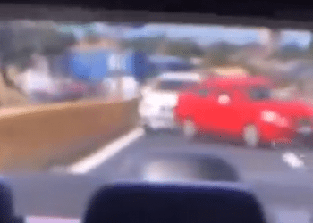 Ataque de un conductor a otro termina con auto volcado en Viña del Mar