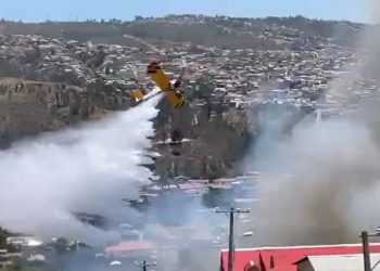 Incendio afecta a viviendas en cerro O’Higgins de Valparaíso