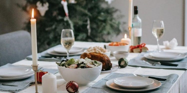 Estudio señala que cena de fin de año costará 30% más que en 2021