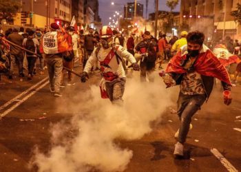 Cancillería en alerta ante peticiones de chilenos en Perú por crisis del país incaico