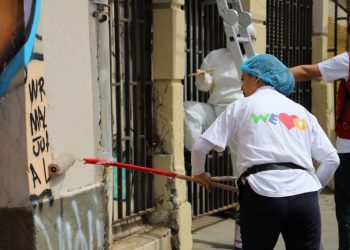 250 voluntarios pintan fachadas de locales comerciales en Valparaíso