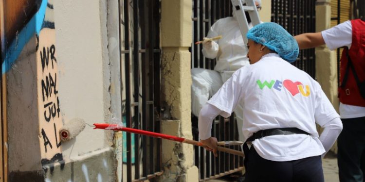 250 voluntarios pintan fachadas de locales comerciales en Valparaíso