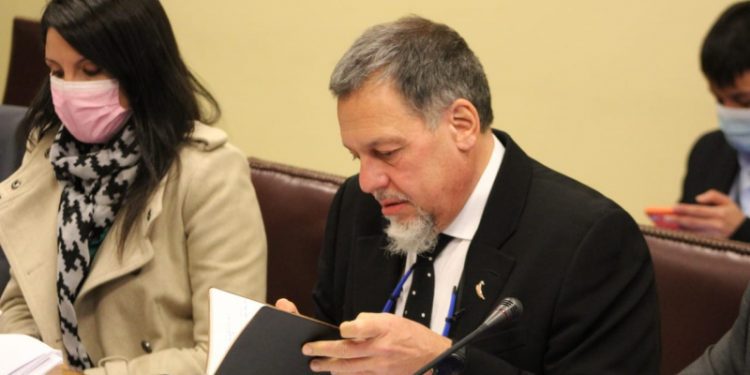 Senador Lagos Weber respaldará a Marta Herrera para asumir Fiscalía Nacional