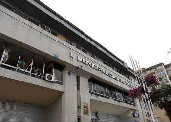Dirigentes del Campamento Felipe Camiroaga protestan en Municipalidad de Viña del Mar
