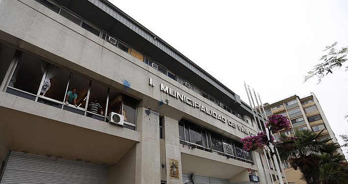 Dirigentes del Campamento Felipe Camiroaga protestan en Municipalidad de Viña del Mar