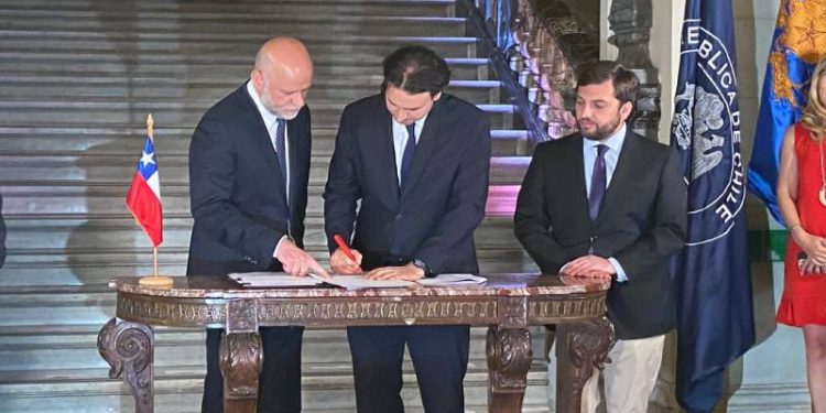 Fuerzas políticas anuncian «Acuerdo por Chile» para tener una nueva constitución