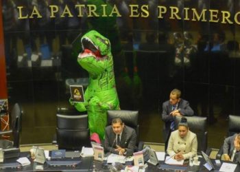 Senadora mexicana se disfraza de dinosaurio para oponerse a reforma