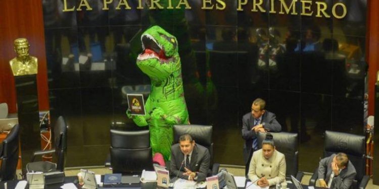 Senadora mexicana se disfraza de dinosaurio para oponerse a reforma