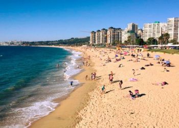 Aumentan restricciones en playas a lo largo del país