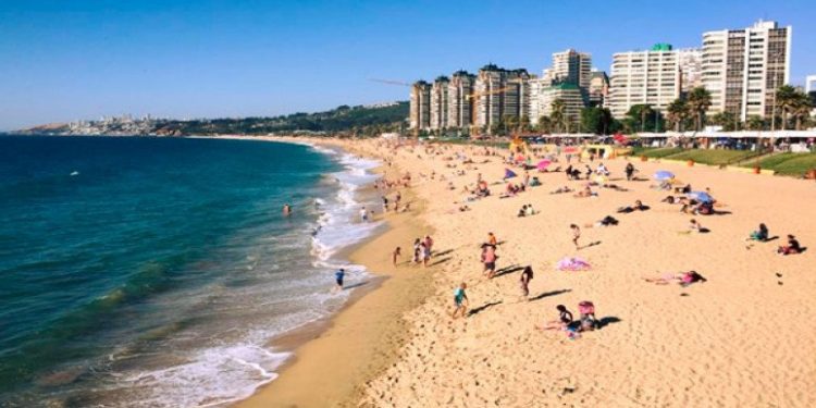 Aumentan restricciones en playas a lo largo del país