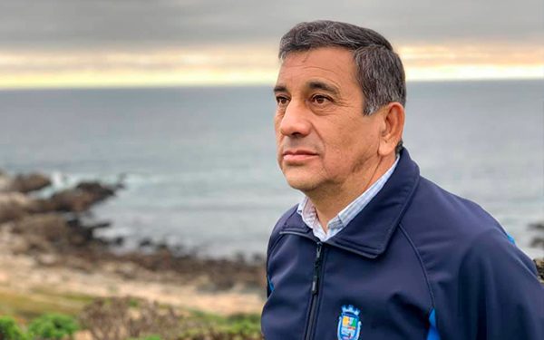 Denuncian que alcalde de El Tabo vivió por años en terreno fiscal