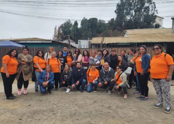 Manipuladoras de alimentos entregan donación a afectados por incendio