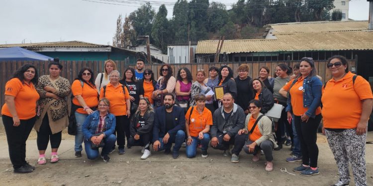 Manipuladoras de alimentos entregan donación a afectados por incendio