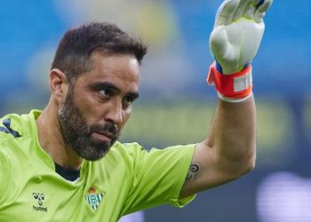 Claudio Bravo estaría cerca de asegurar su continuidad en Europa